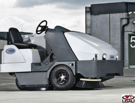 Nilfisk SW 8000 165 D 4-Cyl 56107513 - Dieselový zametací stroj